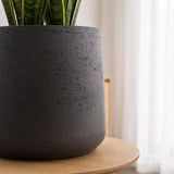 Übertopf Patt Black Washed Pflanzkübel Schwarz aus Ton in Beton-Optik Nahaufnahme || Offenporige Oberfläche