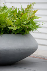Pflanzschale Tara Grau aus Fiberstone – runde Schale Outdoor Nahaufnahme
