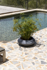 Pflanzschale Tara Grau aus Fiberstone – runde Schale Outdoor am Pool