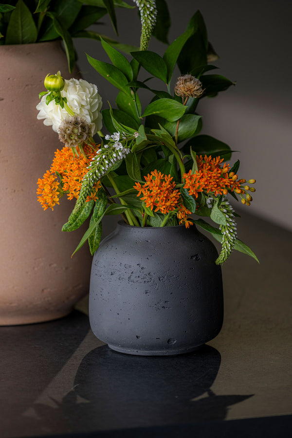Vase Jabari Schwarz, wasserdicht aus glasfaserverstärktem Ton