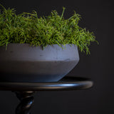 Vase Madu Schwarz – Offenporige Fiberclay-Oberfläche, 100% wasserdicht aus glasfaserverstärktem Ton nahaufnahme