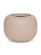 Blumentopf Sphere Low Puderrosa aus Fiberglas – freigestellt