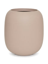 Blumentopf Sphere Puderrosa aus Fiberglas – freigestellt