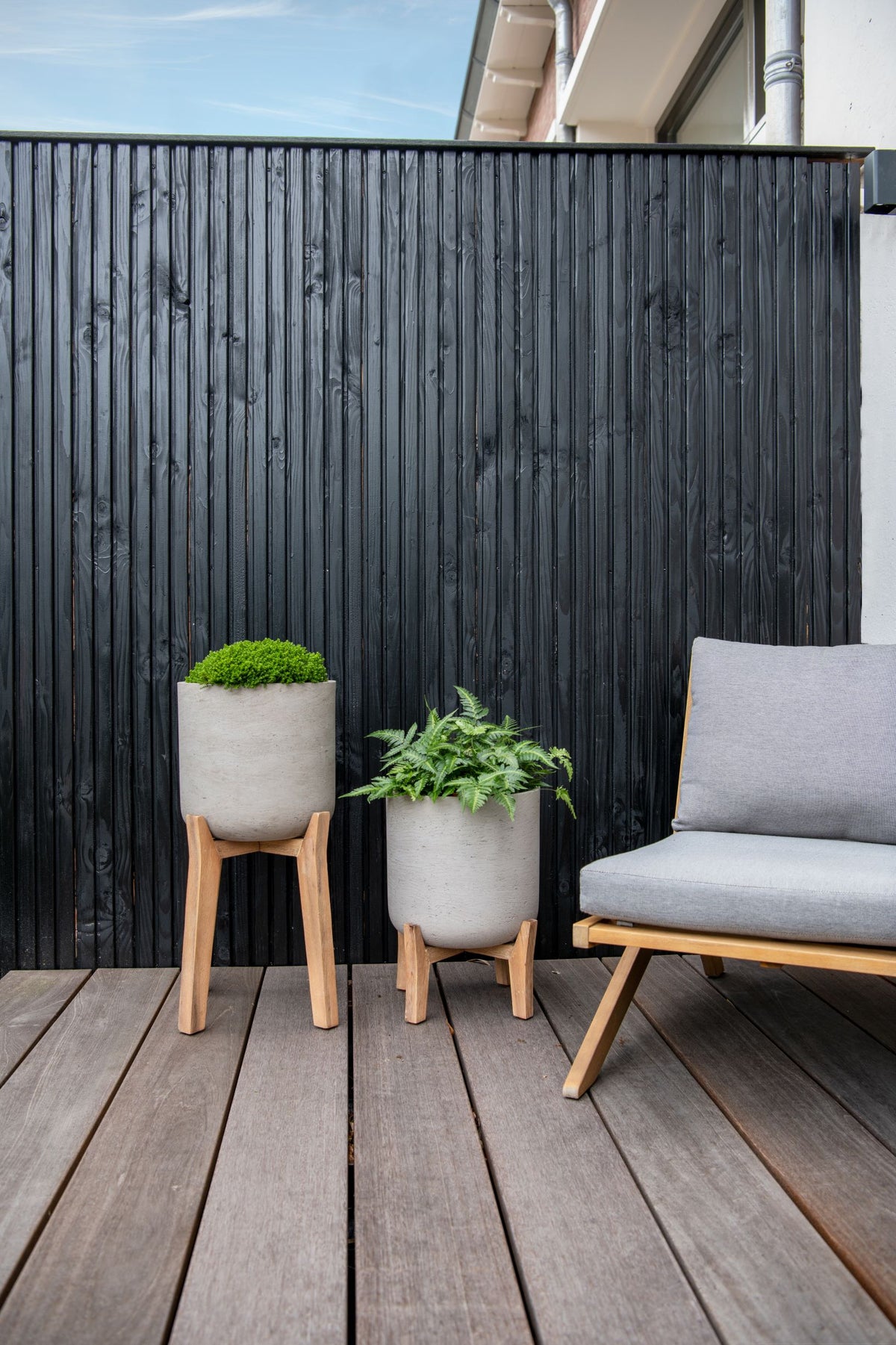 Pflanzkübel mit Holzfüßen aus Fiberclay – Charlie Grey Washed